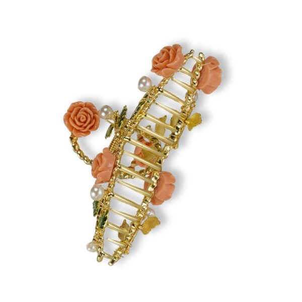 Ruusukoristeinen Hainhammasklipsi